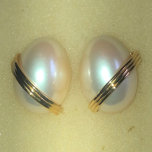Vintage Jewelry - Elegant Vintage Gold Tone and Faux Pearl Earrings